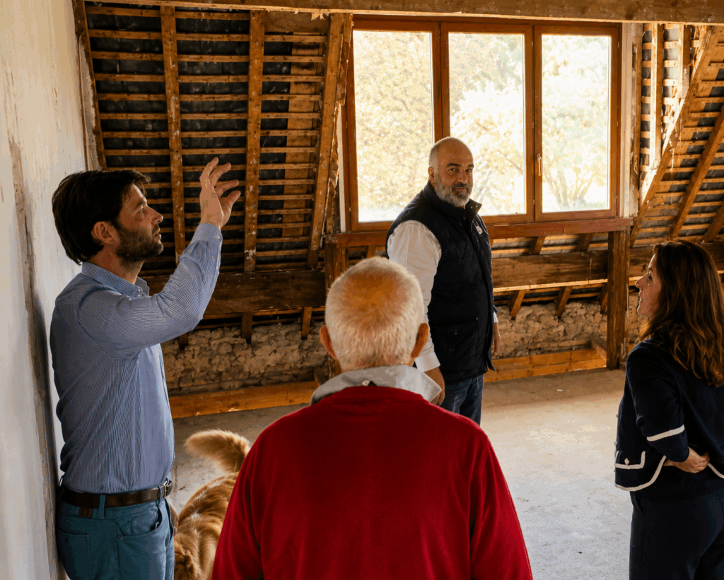Équipe TFL GROUPE et TFL MAÎTRISE D'ŒUVRE en visite dans les combles d'un bâtiment ancien afin d'étudier les volumes, la structure et les possibilités d'aménagement avant un projet de rénovation.