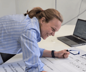 Marie Bizard en phase de conception d'un projet architectural sur mesure