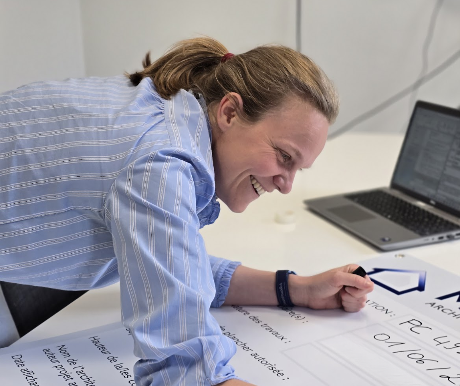 Marie Bizard en phase de conception d'un projet architectural sur mesure