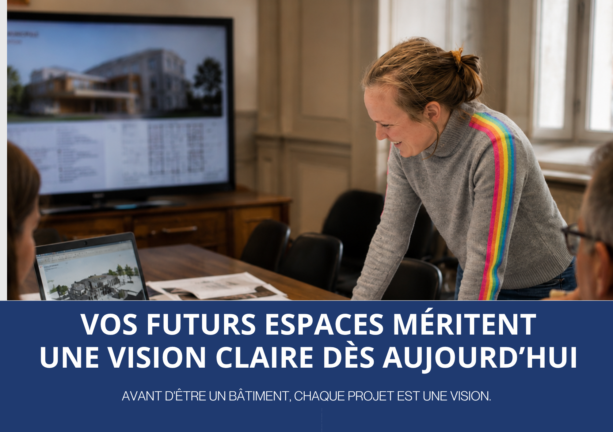 Marie Bizard, architecte, présente et échange autour d’un projet architectural en phase de conception avec ses clients.